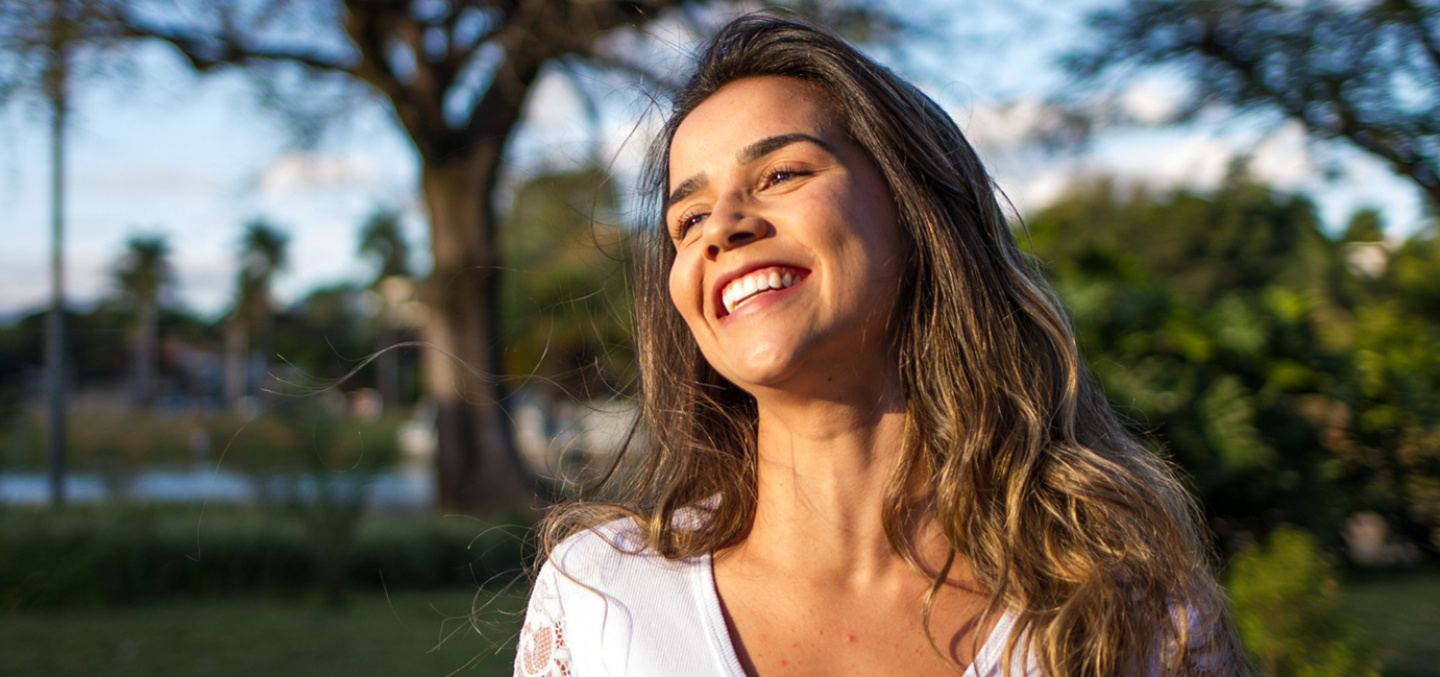 woman smile happy optimism optimistic behaviours habits