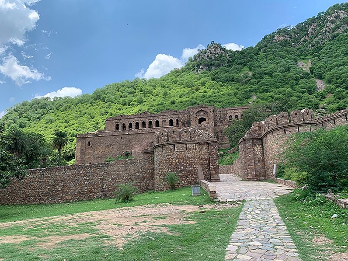 haunted travel destinations india bhangarh fort