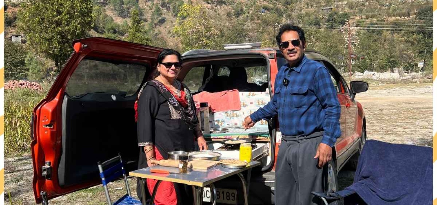 retired travelling couple