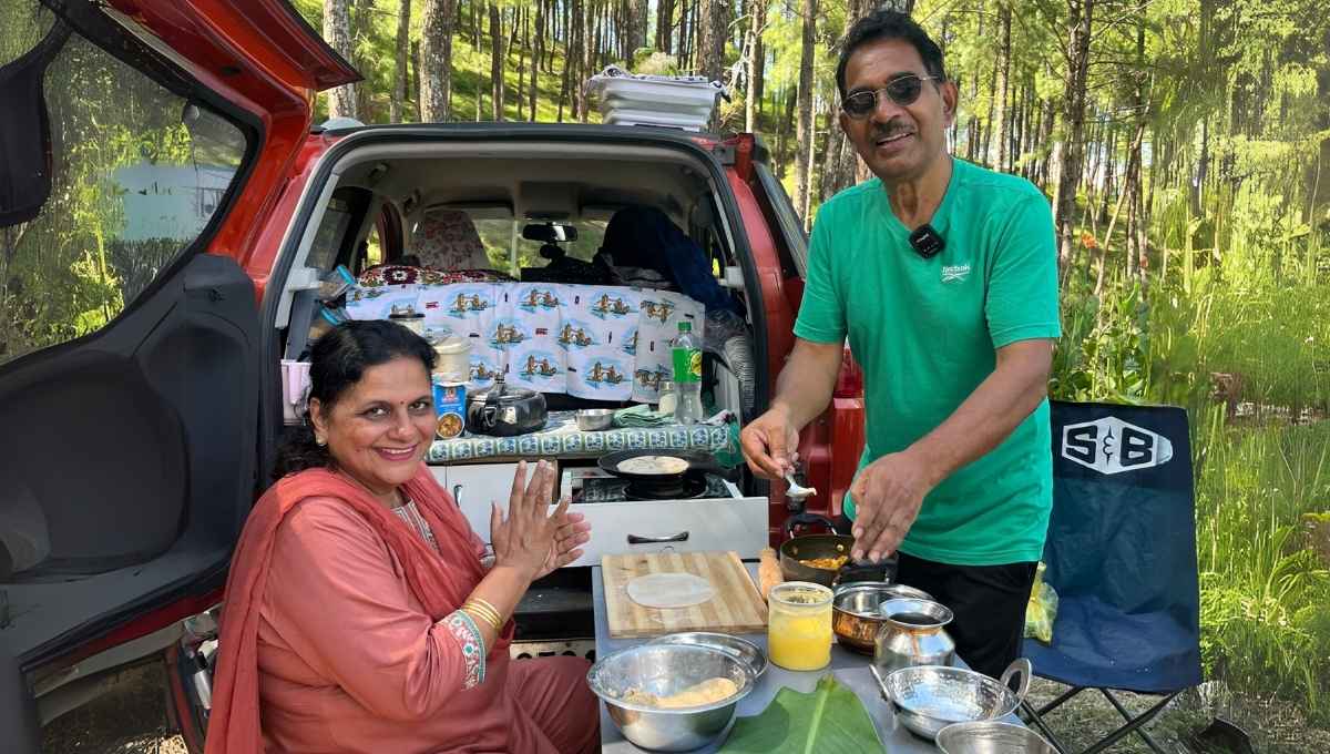 retired travelling couple